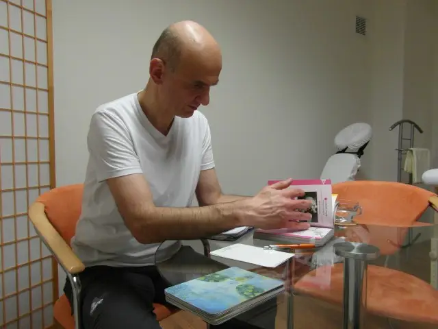 Josef Bauer při studiu odborné literatury o masážích a Bachových esencích